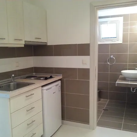 מלון דירות Rania 3*